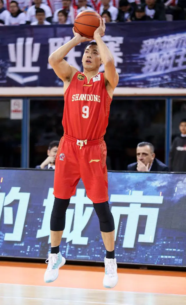如何通过传球训练增强团队默契?_2